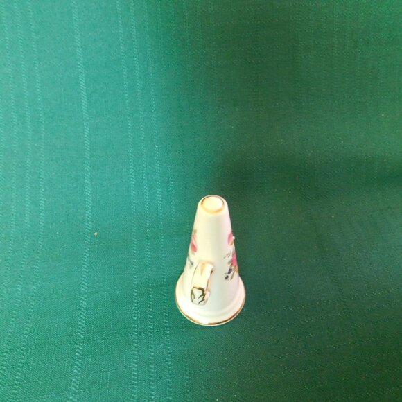 Miniature Porcelain Horn – Hand-Painted Floral Accent with Gold Trim near mint - Picture 4 of 6